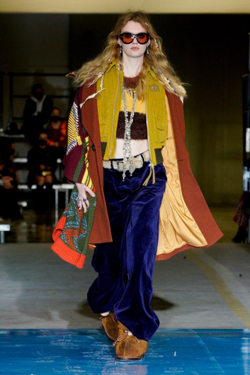 Fotoservizio/FW 22-23/WOMEN/SFILATA/DSQUARED2/DP2/22